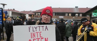 Här protesterar de mot ostflytten