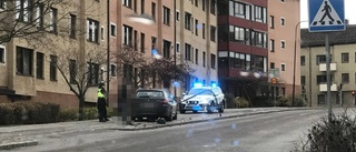 Bil körde in i stolpe i centrum