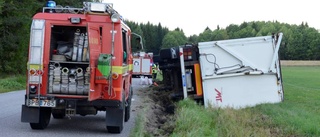 Lastbil välte – diesel läcker ut