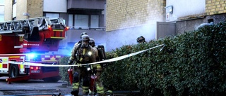 Svårhittad brand i flerfamiljshus