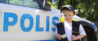 Helmer polis för en dag