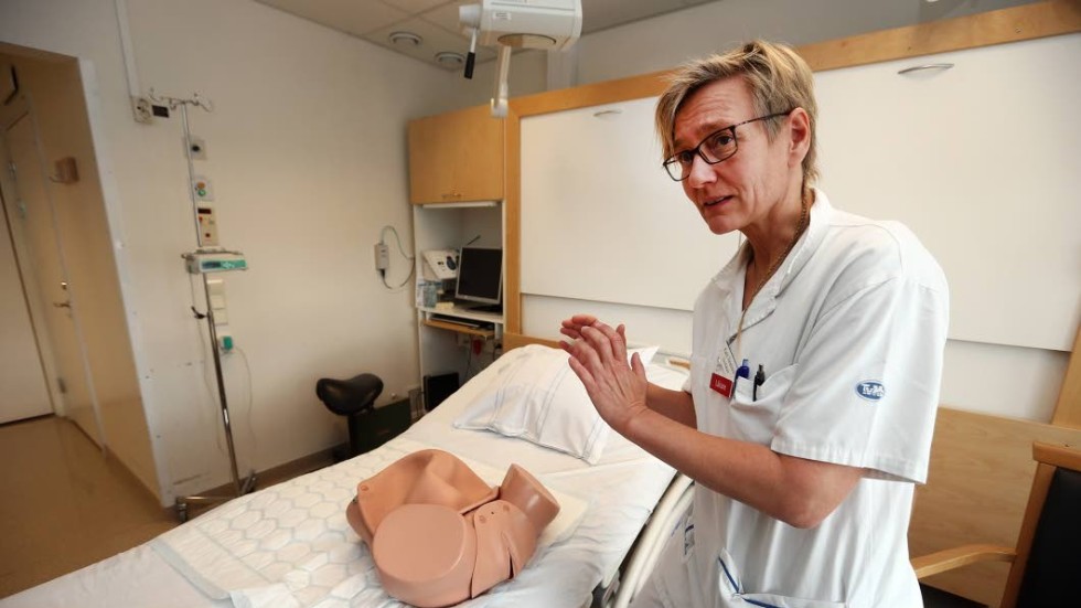 Tränar. Katri Nieminen, överläkare på förlossningen i Norrköping, berättar att personalen regelbundet  tränar på att förlösa barn i akuta situationer och övar även på att använda instrument som sugklocka.