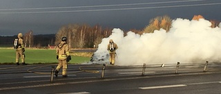 Här brann bilen mitt på riksvägen