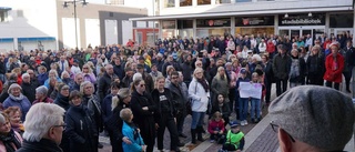 Flera hundra demonstrerar i Västervik