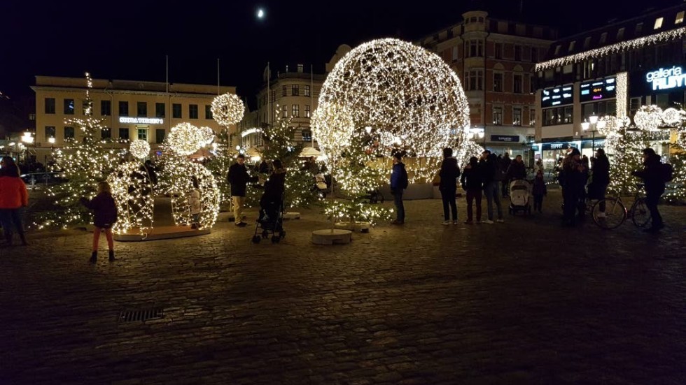 Vinterstad i ljus. Så här pampigt såg det ut på torget i vintras.