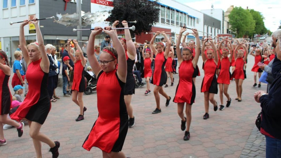 Westervik Twirling Troop bjöd på underhållning under kortegen.