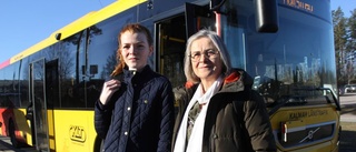 Elever får stå i bussen till skolan