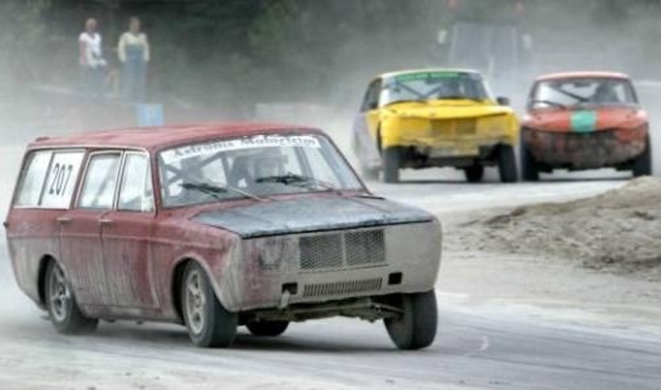 Festivalen har prisats som Årets evenemang och drar varje år stort deltagande och stor publik till banan i grusgropen i Follingbo. Att Folkrace är en underhållande publiksport intygas av Pia-Maria Södergren, arrangör och ordförande i motorklubben Gutarna.