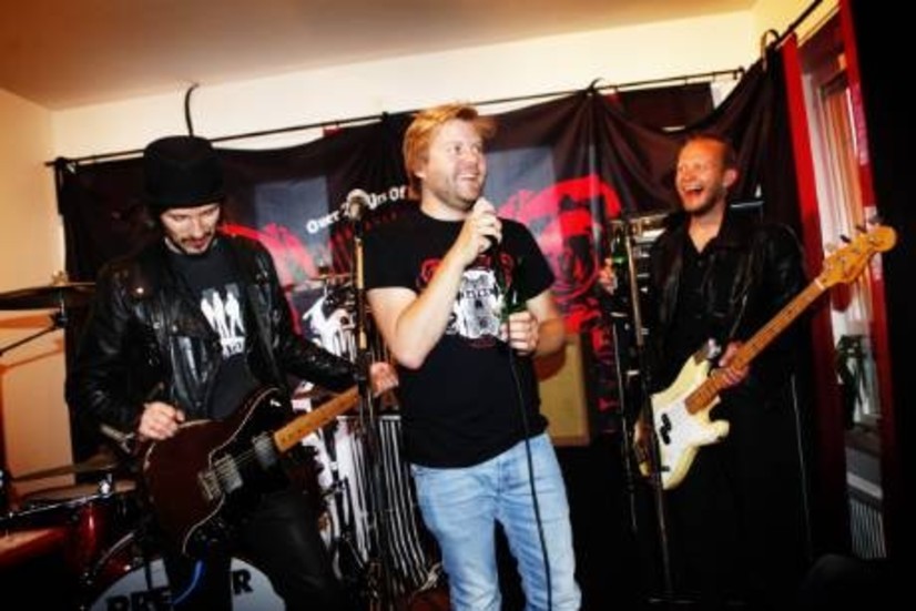 Kul kille. "Ska vi spela Guitar Hero i stället?", säger Joakim Tjärnberg när bandet Sator kör en spelning i hans lägenhet.