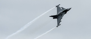 Jas 39 Gripen flyger lågt över Luleå