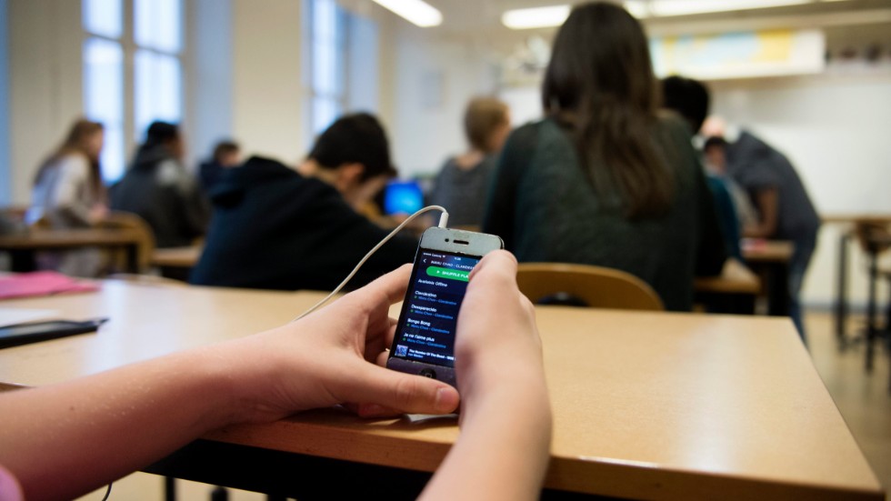 Efter många år i läraryrket kan jag konstatera att skolans resurser uteslutande läggs på de stökiga eleverna och de som riskerar att landa på F i sina betyg. Felet ligger inte hos lärare eller annan skolpersonal, det ligger hos politikerna, skriver "Legitimerad lärare".
