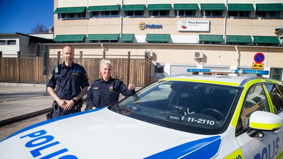 Utskicket har gått ut via skolorna i Piteå. "Vi hjälps åt att dela det vi tycker är gemensamt viktig information", säger Emma Svensson, områdespolis. På bilden syns även Fredrik Holmberg, områdespolis. (Arkivbild)