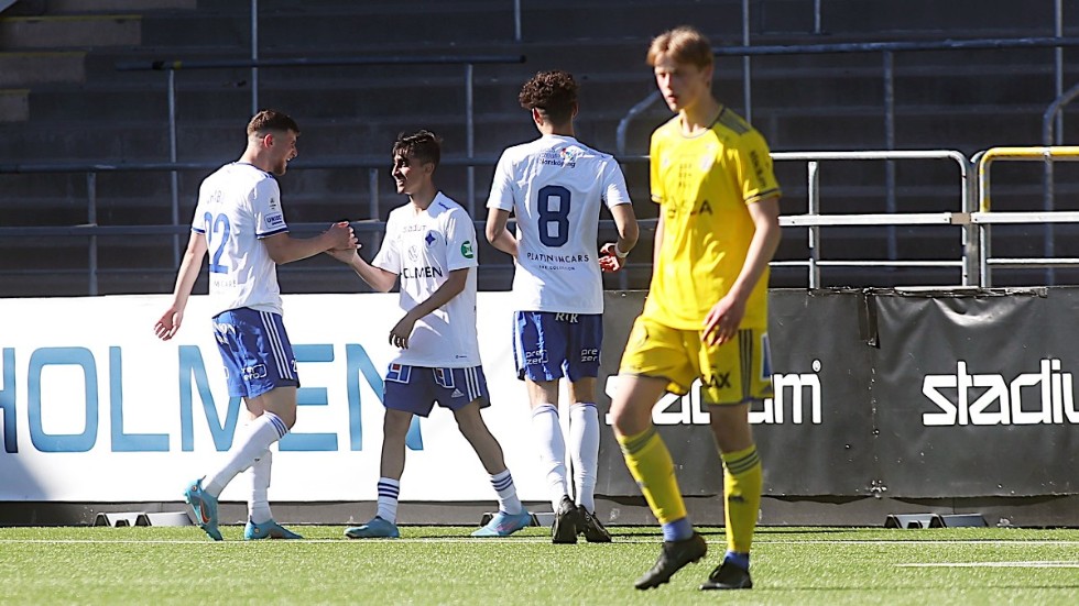 Aleksandar Azizovic (mitten) här i Norrköpingströjan. 