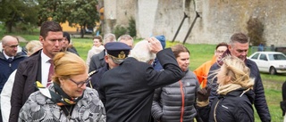 BILDER: Här blåser kungens hatt av