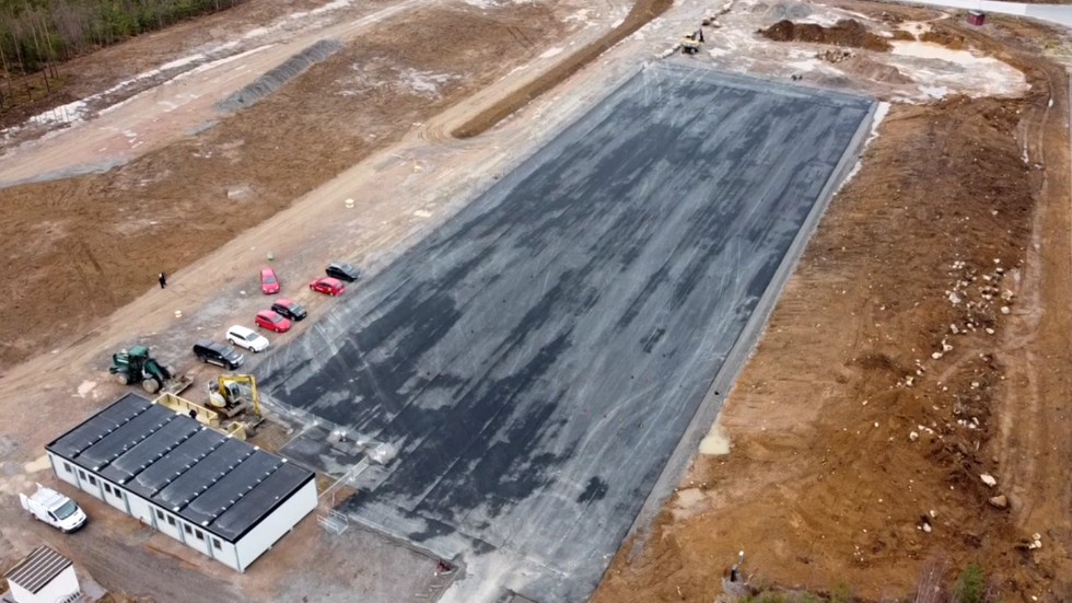 Nya halkbanan utanför Vimmerby växer fram i området i Älåkra. Den del som är avsedd för övning med moped och motorcykel är klar. Själva halkkörningen ska vara i drift i början på maj.