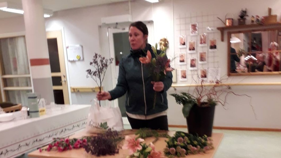 Carolina Berggren gjorde blomsteruppsättningar och pratade om blommor hela kvällen.