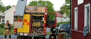 Två till sjukhus efter villabrand