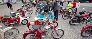 Fullt med mopeder på torget