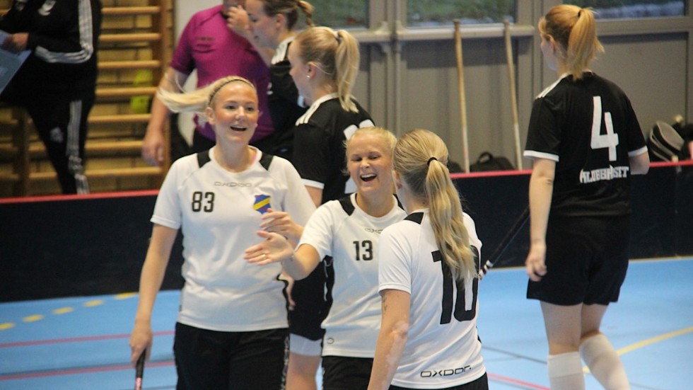 Linnea Lindberg, Ida Nyholm och Emma Carlsson är tre pålitliga målskyttar i EIBK även den här säsongen. Här jublar de i årets första tävlingsmatch.