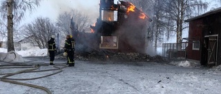 Villa totalförstördes i brand