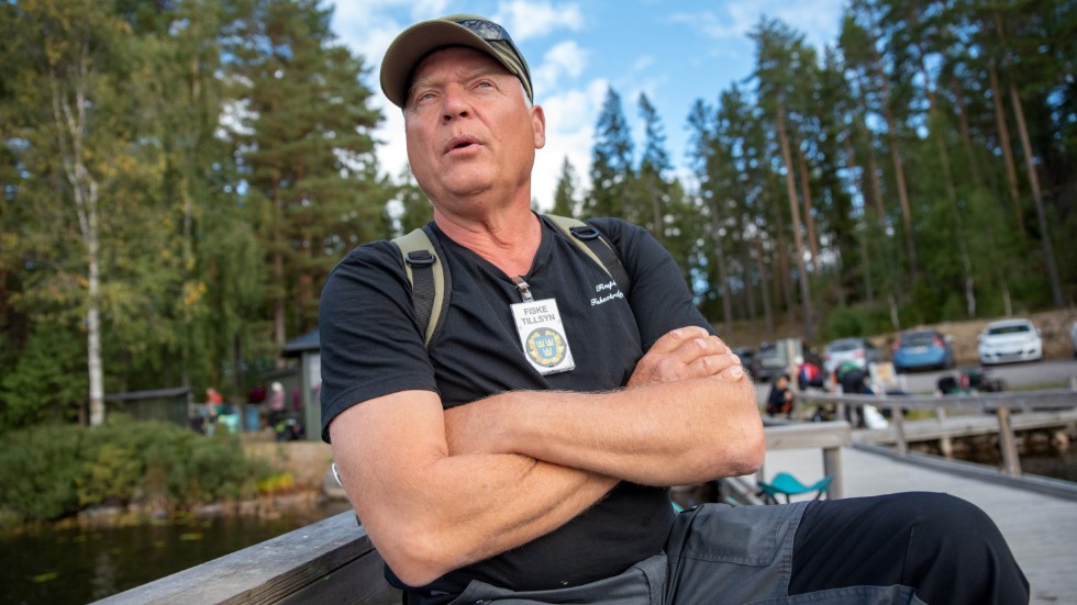 Ove Karlsson, tillsyningsman från Finspångs fiskevårdsförening, var nyligen med och fångade två tjuvfiskare vid Lillskiren. 