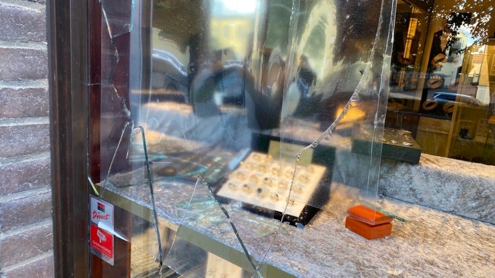 Polisen har inlett en förundersökning om grov stöld efter att en ruta slagits sönder i en guldbutik i Norrköping.