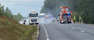 Lastbilsdäck började brinna på riksvägen • Se TV från släckningsarbetet • Så är trafikläget på platsen