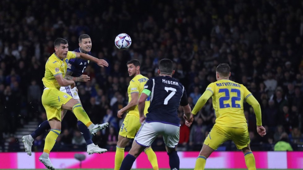 Lyndon Dykes, tvåa från vänster, nickar in sitt första av två mål i 3–0-segern över Ukraina.