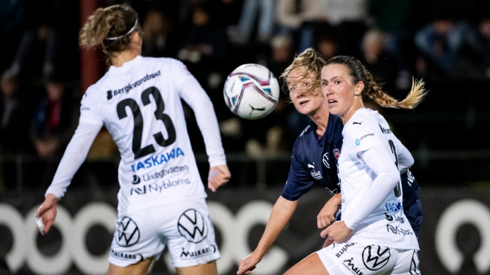 Spelare i IFK Kalmar, här i vita tröjor, mordhotades efter förlusten mot Rosengård.