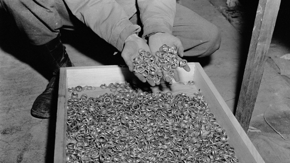 Bild från 1945 på stulna guldringar från offren i nazisternas koncentrationsläger Buchenwald. 