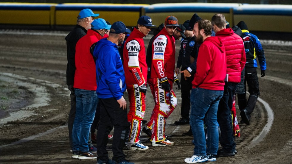 Rospiggarnas sportchef Thomas Viktorsson riktade skarp kritik mot Smedernas banarbete efter tisdagskvällens inställda match.