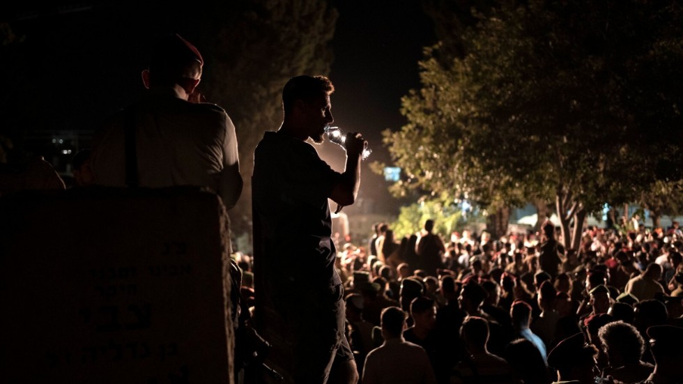 Sörjande samlas för att hylla den 30-årige israeliske soldaten som dödades natten mot onsdagen i samband med skottlossning vid en vägspärr på den ockuperade Västbanken.