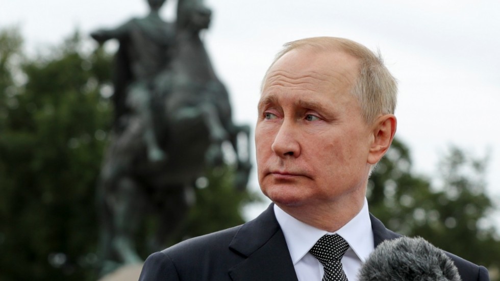 Rysslands president Vladimir Putin framför en staty av tsar Peter den store till häst, i S:t Petersburg den 31 juli. Putin lägger stor vikt vid nationalistisk och historiskt betydelsefull symbolik. Arkivbild distribuerad av det ryska regeringskansliet.