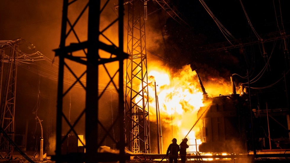 Brandkåren bekämpar flammorna efter vad som beskrivs som en rysk raketattack i Charkiv i nordöstra Ukraina natten mot måndagen. Attacken verkar ha varit riktad mot elnätet.