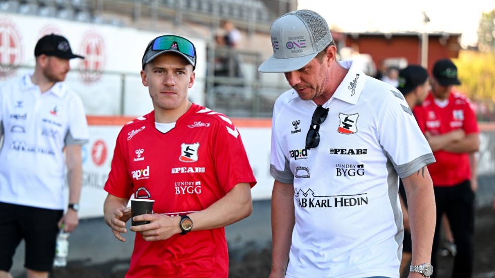 Smedernas lagledare Jerker Eriksson (till höger) väntar in i det sista med skadade Joel Anderssons närvaro.