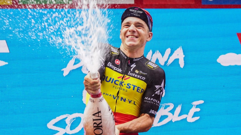 Belgiske cyklisten Remco Evenepoel firar efter segern i tionde etappen av årets Spanien runt. 22-åringen leder totalt och kan bli första belgare att vinna loppet sedan 1978. Arkivfoto.
