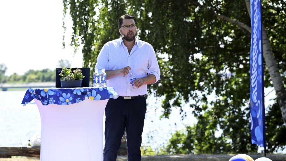 

Även Jimmie Åkesson får Sverigedemokraterna att låta som ett nytt arbetarparti, skriver Claes Thulin. Bilden från sommartal i Sölvesborg 2022.