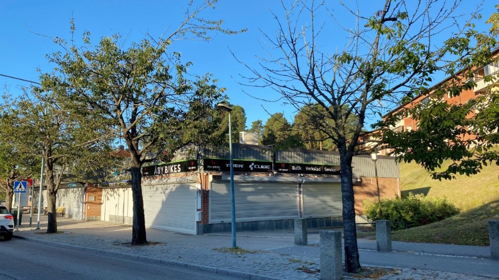 Åby Bikes ligger centralt i det som från början var ett byggt för Handelsbankens kontor. Efter det har det varit både leksaksbutik samt tobak- och spelbutik.