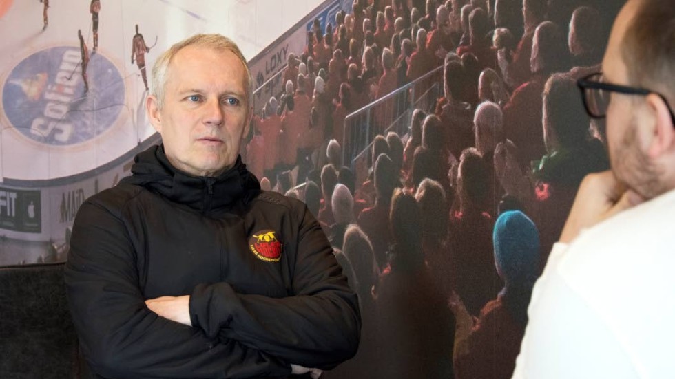 Arenakostnaderna är inte det enda som tynger Luleå Hockey. "Våra resekostnader ligger på ungefär 10 miljoner kronor per säsong, vilket är dubbelt så mycket som många av de andra klubbarna", säger klubbdirektören Stefan Enbom.