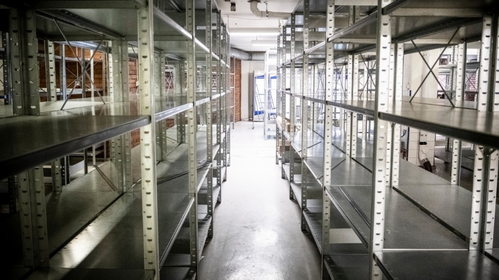 Tomma lagerhyllor är inte något att eftersträva, tycker ledarskribenten som efterlyser ett bättre beredskapslager av bland annat livsmedel och sjukvårdsmateriel.