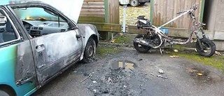 Mopedbrand skadade bilar