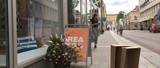 Enorm bisvärm vid butik på Drottninggatan