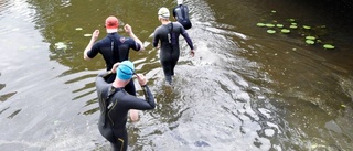 De provsimmar i Fyrisån inför Uppsala Triathlon