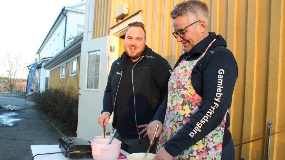 Våfflorna är på gång. Fritidsledarna Pierre Sörensson och Malin Eriksson vid laggarna.