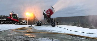 Snökanoner igång trots svår väderlek