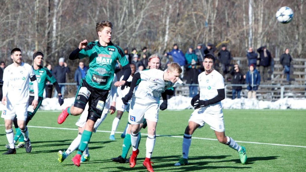 Nickstarkt. Emil Kvernplassen fick bort bollen.