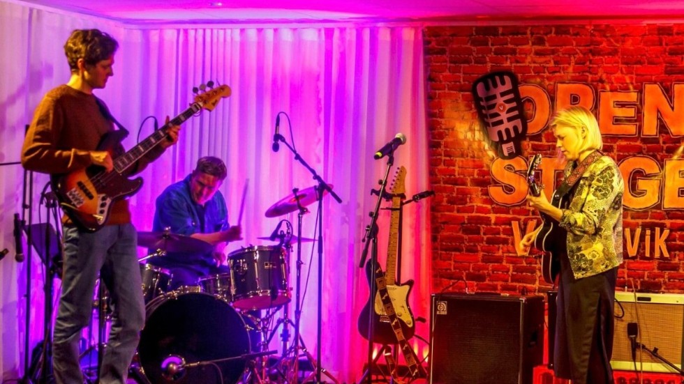 Under marskonserten slog Open Stage insamlingsrekord. Pengarna gick till att stötta Ukraina. På bilden, som är från den senaste konserten, syns Maja Johansson & Friends.