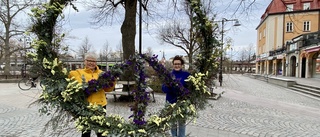 Blomstrande fredshälsning till Ukraina på Stortorget