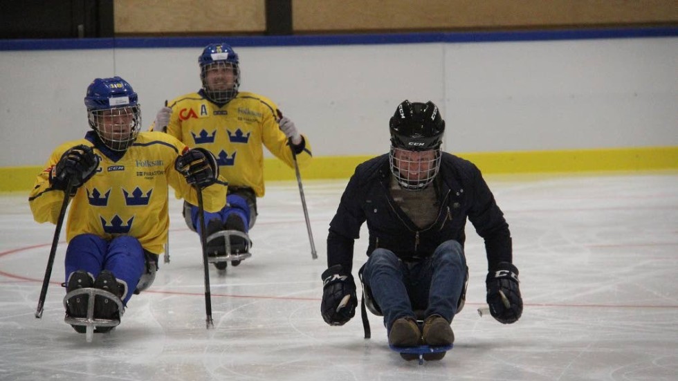 Prova på. Stefan Siljesvärd, materialansvarig ESK 03 provar kälkhockey med landslagsåkarna Peter Ojala och Christian Hedberg