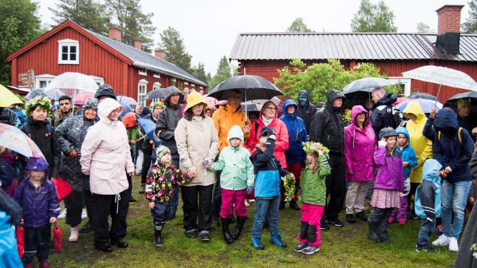 Stora delar av Norrbotten har tur med vädret under midsommarfirandet och slipper paraplyer, men i Tornedalen och fjällen får man ha regnstället redo.